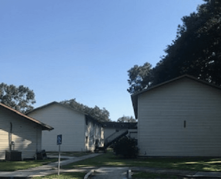 New Iberia Apartment: C'est La Place Apartments 4005 E Old Spanish Trl