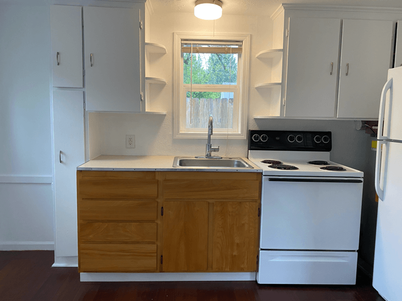 Salem House: 390 22nd St SE