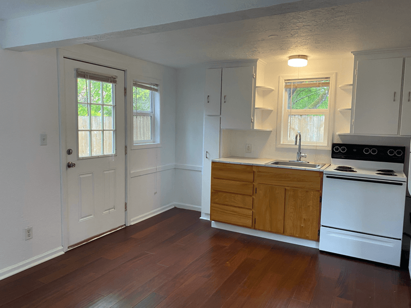 Salem House: 390 22nd St SE