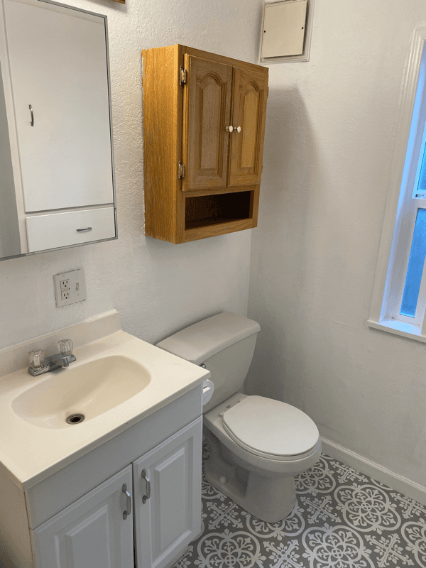 Salem House: 390 22nd St SE