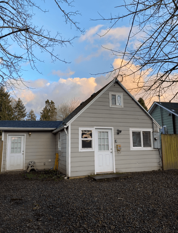 Salem House: 390 22nd St SE