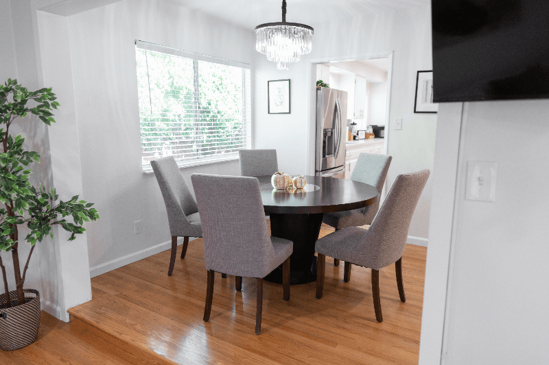 FULLERTON House: 1406 W ROBERTA AVE