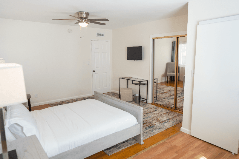 FULLERTON House: 1406 W ROBERTA AVE