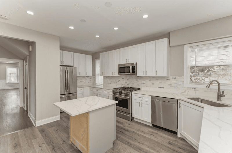 Chicago House: 9319 S Clyde Ave