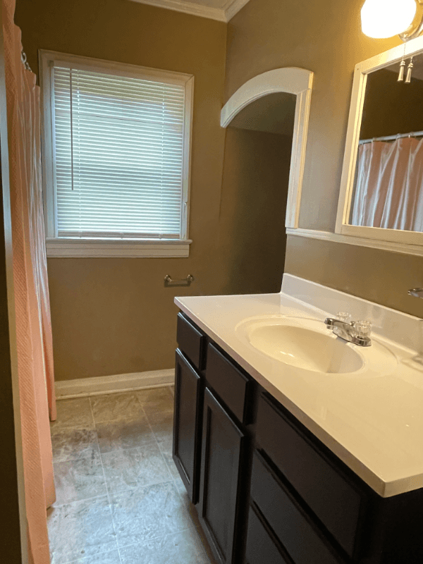 Lafayette House: 120 W Foch St