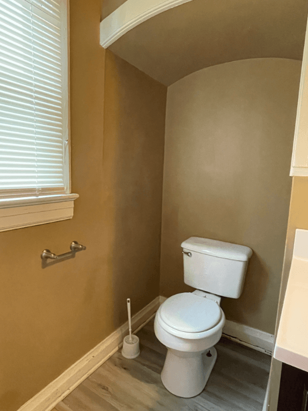 Lafayette House: 120 W Foch St