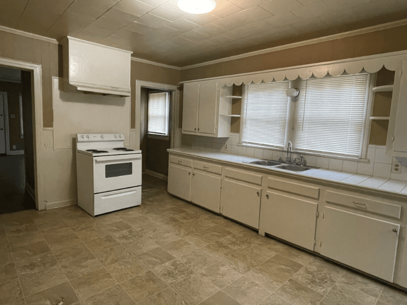 Lafayette House: 120 W Foch St