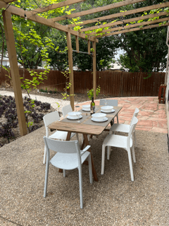 San Antonio House: 10031 Moffitt Dr