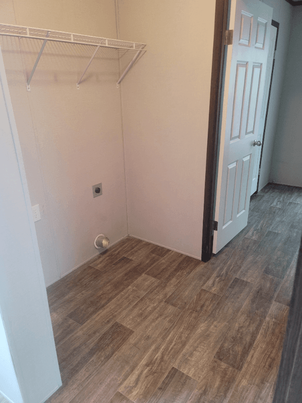 Weston House: 13590 Center St