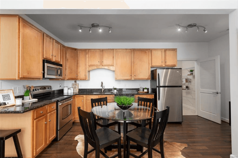 Valley Park Condo: 885 Forest Ave