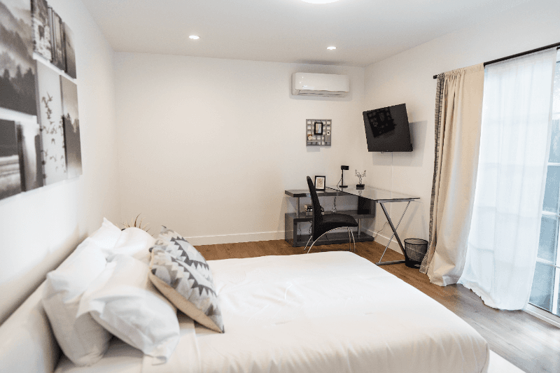 North Hollywood Apartment: 11249 Huston St