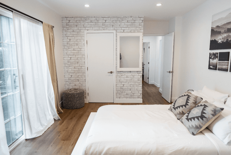 North Hollywood Apartment: 11249 Huston St