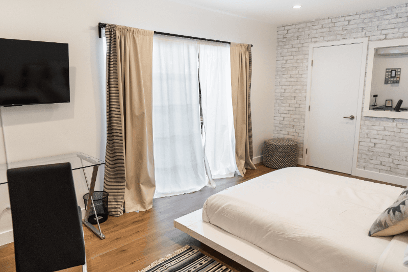 North Hollywood Apartment: 11249 Huston St