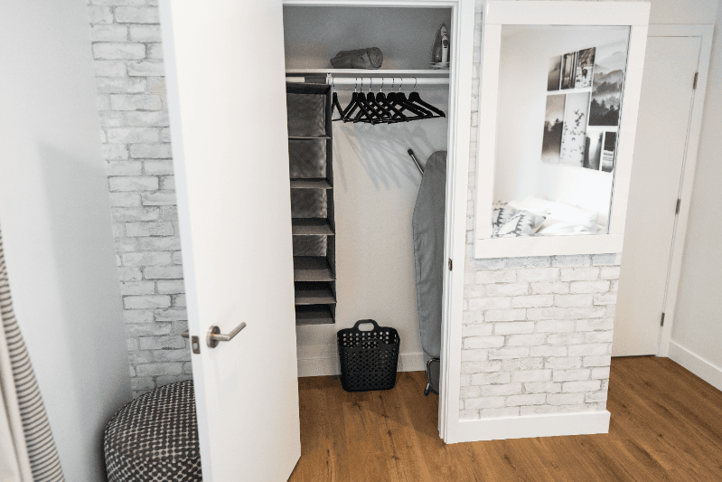 North Hollywood Apartment: 11249 Huston St