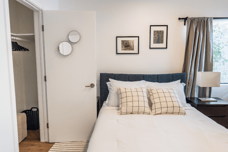 North Hollywood Apartment: 11249 Huston St