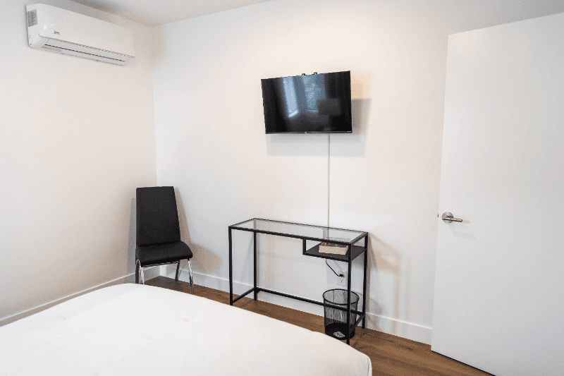 North Hollywood Apartment: 11249 Huston St