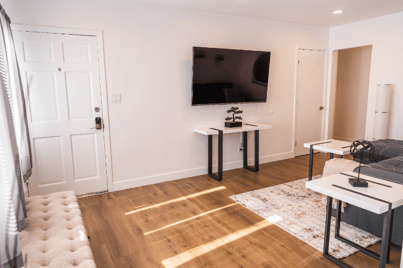 North Hollywood Apartment: 11249 Huston St
