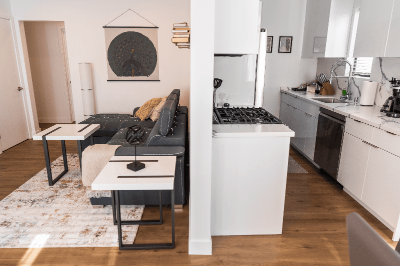 North Hollywood Apartment: 11249 Huston St