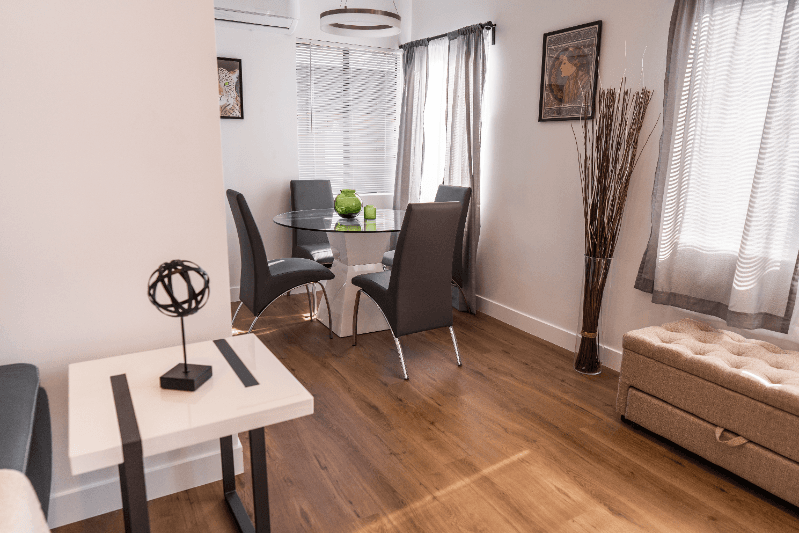 North Hollywood Apartment: 11249 Huston St