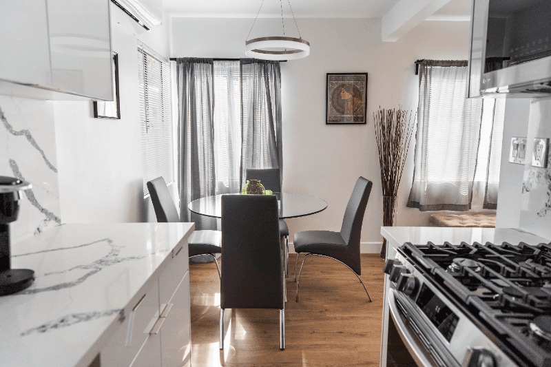 North Hollywood Apartment: 11249 Huston St