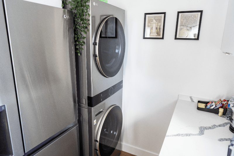 North Hollywood Apartment: 11249 Huston St