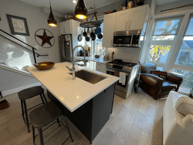 Washington Condo: 700 16th St NE