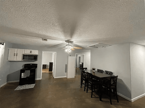 Hempstead House: 20891 Pine Island Rd