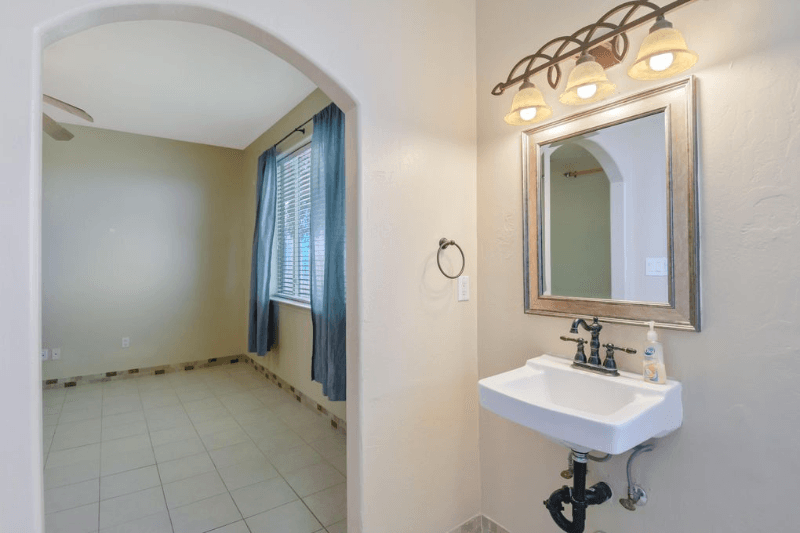 Rio rancho House: 832 Monterrey road ne
