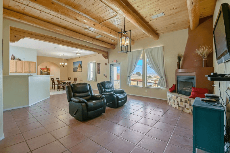Rio rancho House: 832 Monterrey road ne