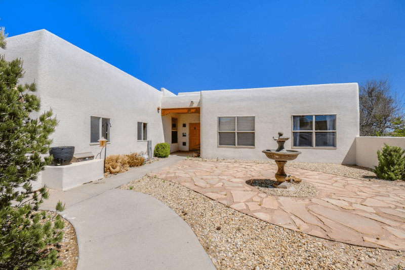 Rio rancho House: 832 Monterrey road ne