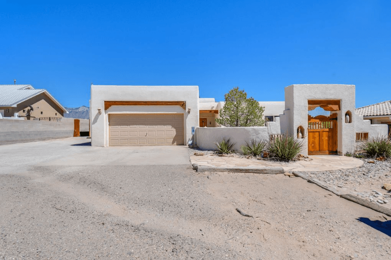 Rio rancho House: 832 Monterrey road ne