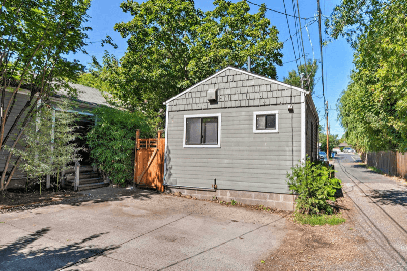 Ashland House: 673 Siskiyou