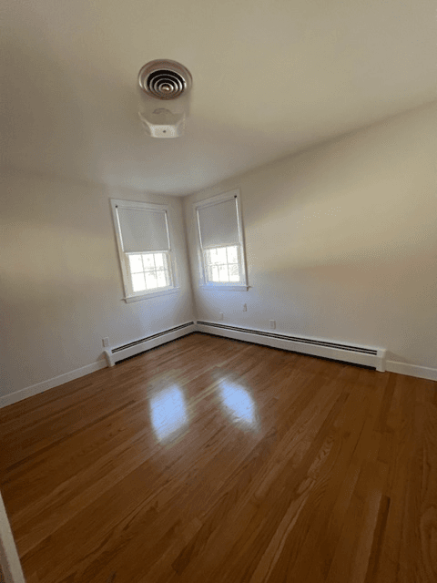 East Providence House: 54 Hilltop Road