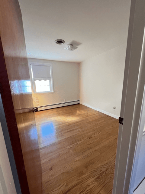 East Providence House: 54 Hilltop Road