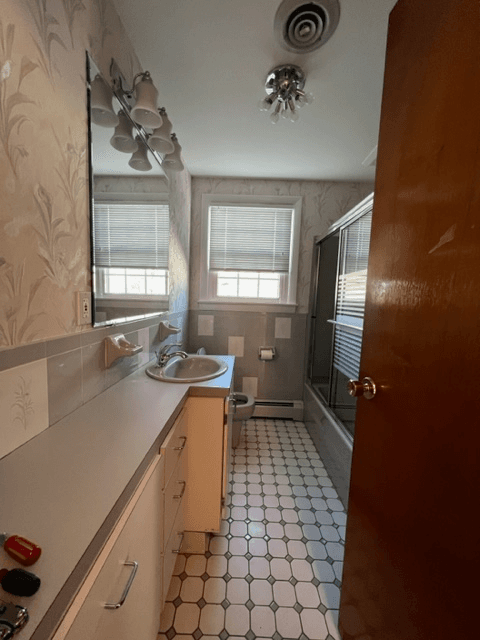 East Providence House: 54 Hilltop Road