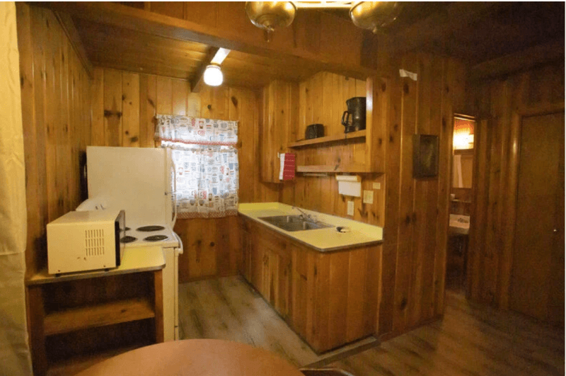 Lakeside Apartment: 596 W. White Mountain Blvd. #17