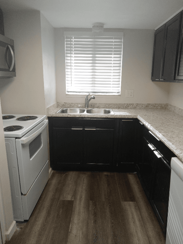 Sanford Apartment: 2541 S Myrtle Ave