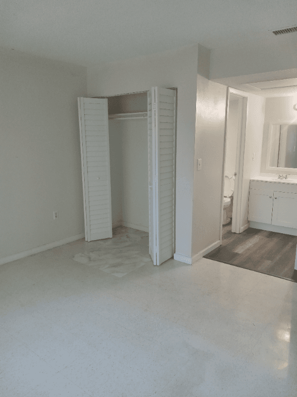 Sanford Apartment: 2541 S Myrtle Ave