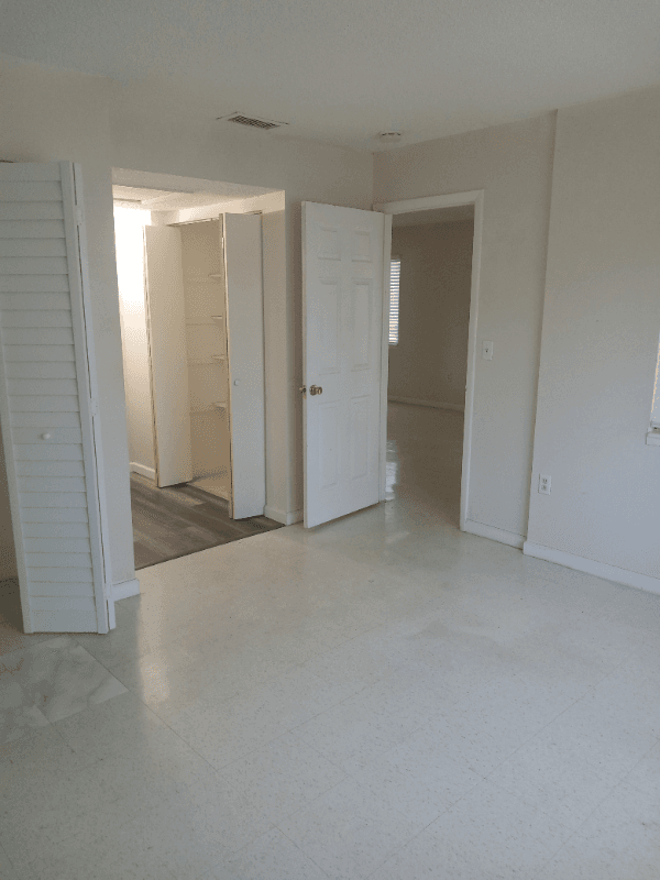Sanford Apartment: 2541 S Myrtle Ave