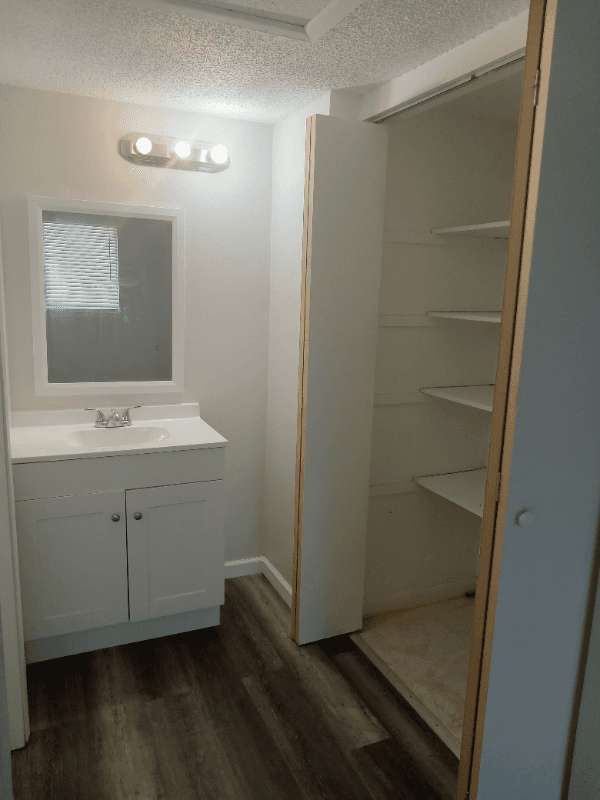 Sanford Apartment: 2541 S Myrtle Ave