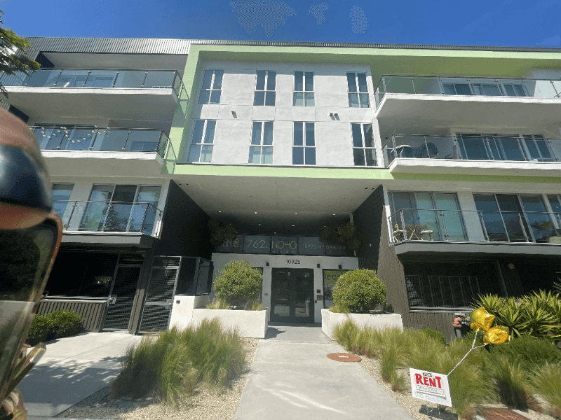 North Hollywood Apartment: 10925 Hartsook Street