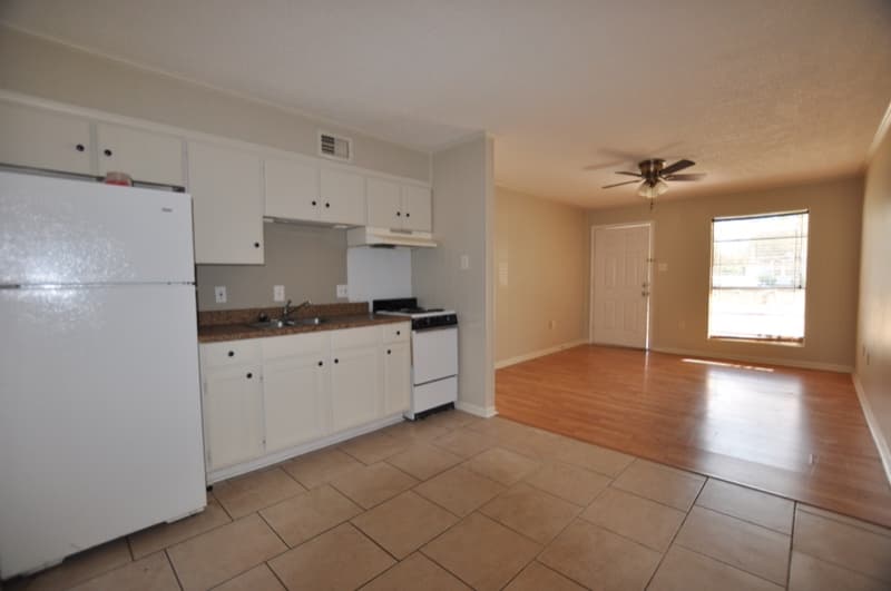 Lafayette Apartment: 327 General Mouton Ave