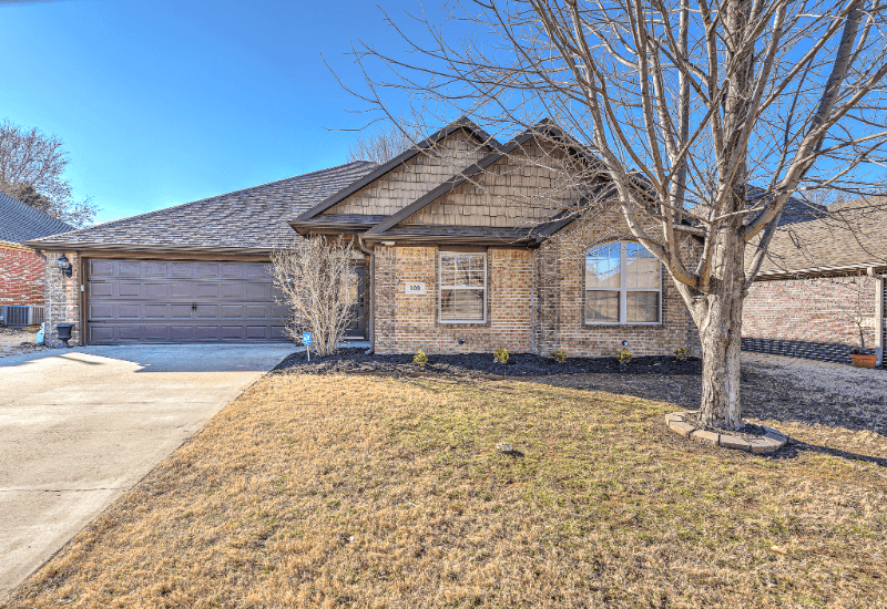 Bentonville House: 103 NE Chicory Ln