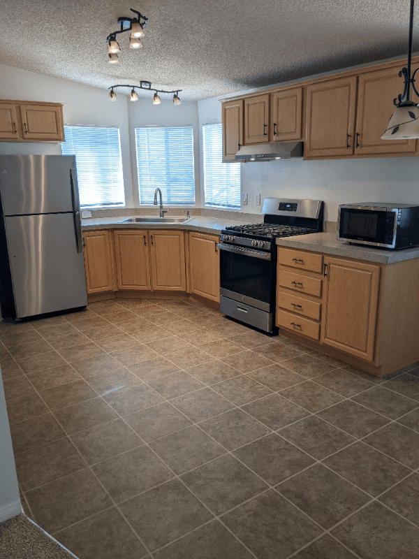 Hesperia House: 19018 Westlawn Street