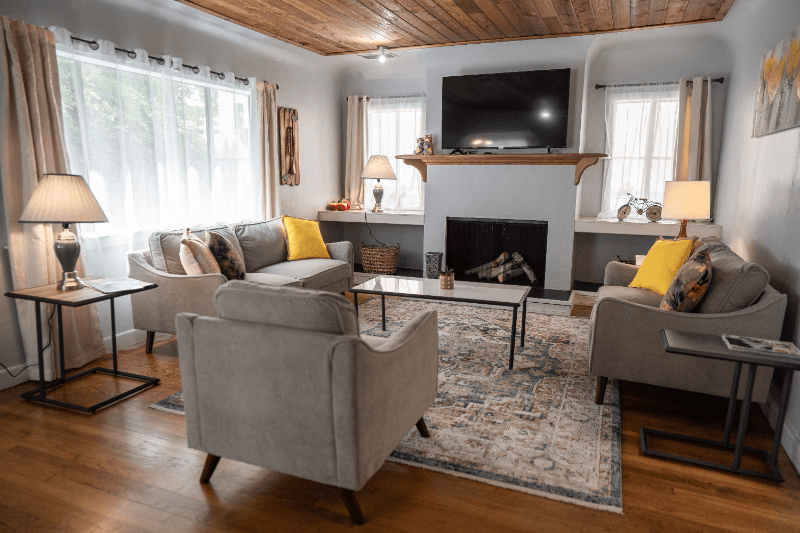 NORTH HOLLYWOOD House: 11247 HUSTON ST