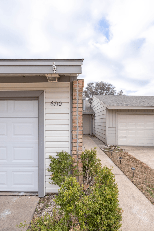 Rowlett House: 6710 La Costa Dr