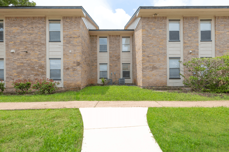 Blanco Apartment: 525 Jones Avenue