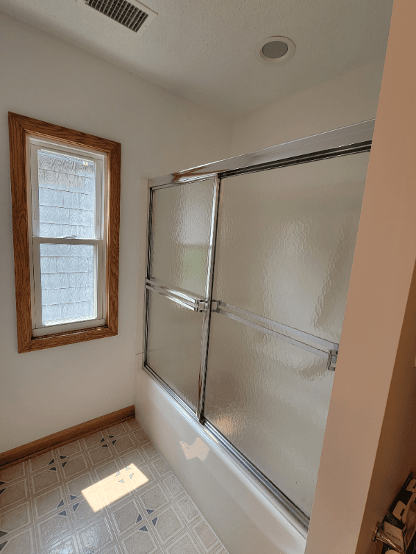 Erie Apartment: 955 w 10th st 2nd fl