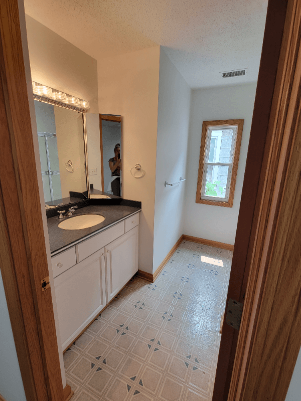 Erie Apartment: 955 w 10th st 2nd fl
