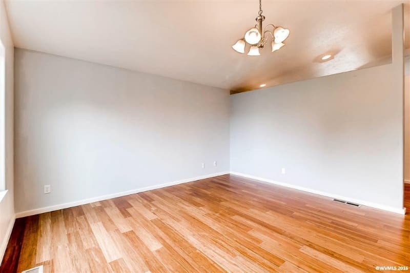 Salem House: 3151 Macy Ct NE